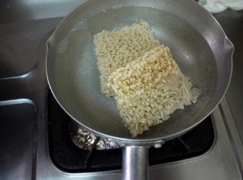 step6: 另起鍋下麵煮熟(不想這搞工可以直接跟豆鼓鮮蚵湯一起煮)