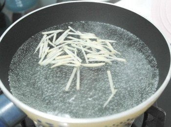 step1: 取一鍋倒入水及薑絲煮滾。