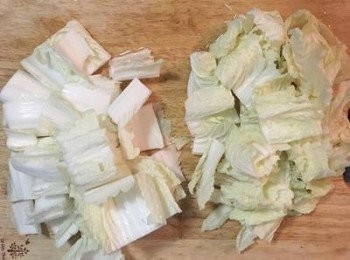 step2: 白菜洗淨瀝乾，將白菜切塊，並且把梗和葉分開。