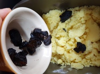 step3: 當8分鐘後，加入黑蒜及杏仁碎。