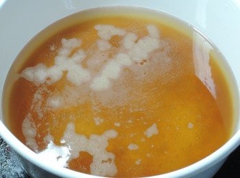 step5: 煮糖醋水，因為我用二號砂，所以顏色比較黃一點，喜歡甜一點的，可以自行增加糖的份量，我用的比例是1:1:1