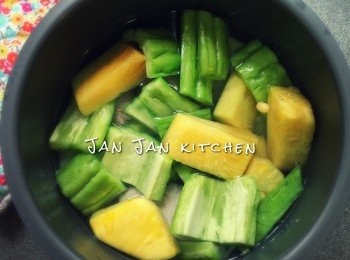 step2: 放入湯料，加入熱水，大火滾起煮10分鐘，收小火煮40分鐘即可。
通常我會先用電水壺煮定一鍋熱水，節省煲湯等水滾的時間。涼瓜別煮太久，1小時內完成可保持甘味不苦。