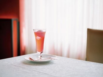 step8: 倒入60ml的7到一個玻璃杯中，加點冰塊。注入碳酸水後輕輕攪拌， 再在上頭放一球香草冰淇淋。