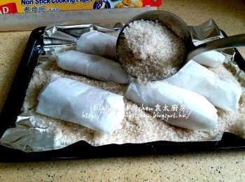 step7: 再放上用焗爐紙包好的<a href="https://bit.ly/3zHU5V3" target="_blank" data-keyword="雞翼" class="guide-link"><strong>雞翼</strong></a> <span style="display:inline-block;vertical-align:middle;margin-top:-3px;color:initial;border-radius:3px;padding:2px 3px;font-size:12px;line-height:14px;background:#87d300;color:#fff;">即買</span>  , 再鋪上餘下的粗鹽蓋上<a href="https://bit.ly/3zHU5V3" target="_blank" data-keyword="雞翼" class="guide-link"><strong>雞翼</strong></a> <span style="display:inline-block;vertical-align:middle;margin-top:-3px;color:initial;border-radius:3px;padding:2px 3px;font-size:12px;line-height:14px;background:#87d300;color:#fff;">即買</span> 