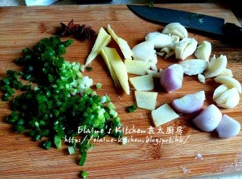 step4: 蒜頭去衣拍扁 , 乾蔥頭去衣切半 , 薑去皮切片 , 蔥切粒