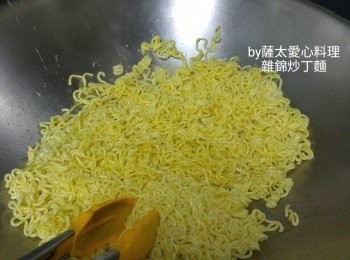step3: 一邊爐放鑊燒熱至微出煙，一邊爐水滾放麵煮25秒，鑊放油，剩起麵放入炒至乾爽，微有金黄。
