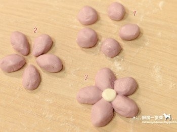 step4: 【櫻花湯圓】做法：
① <span class="group_3">紫色糯米團</span>搓成均等的5個小圓球。

② 5個小圓球再分別捏成一頭尖尖的水滴形，作為花瓣。

③ 水滴型的花瓣往中間靠攏，中心再黏上一小球<span class="group_1">白色糯米團</span>做花蕊，拼成花朵形狀。