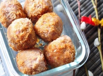 step6: 將炸好的起司芋泥球放入樂扣樂扣長形保鮮盒中