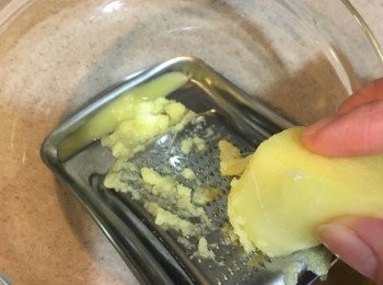 step1: 先將薑洗淨去皮, 然後磨成薑蓉