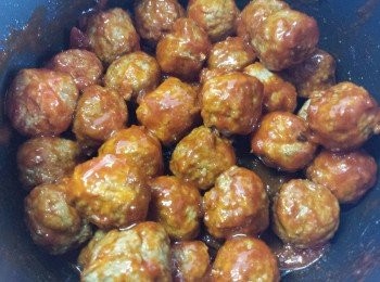 step4: 煮約15分鐘後，攪拌一下肉丸。