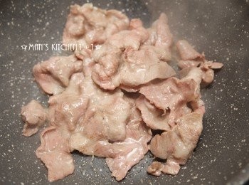 step1: 首先，起油鍋，將豬肉片下鍋炒熟後，起鍋放涼備用。