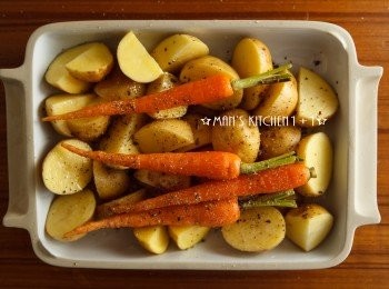 step3: 再來將馬鈴薯、紅蘿蔔與黑胡椒、鹽巴、橄欖油均勻混合。