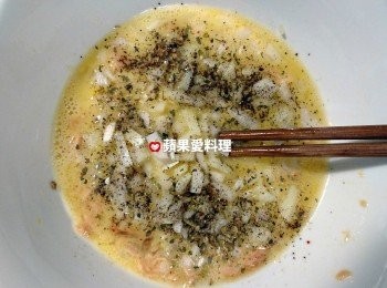 step2: 調製蛋液：取出一個碗，打蛋成蛋液，放入洋葱碎、鮪魚，灑上黑胡椒、白胡椒和義大利香料，用筷子拌勻。