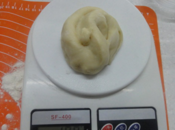 step2: 揉園鬆弛十分鐘，然後再分成每個100克的麵團。