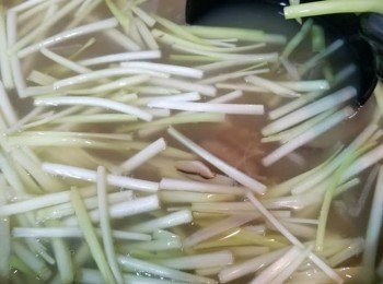 step6: 杰度足夠，加入韭黃，熄火。加入胡椒粉，如未夠味，可加鹽調味。