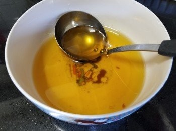 step3: 將雞皮起出爆油備用