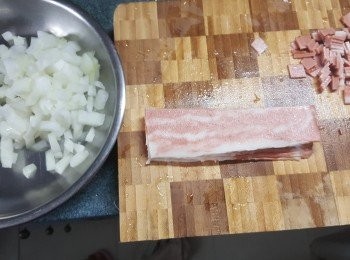 step3: 洋蔥及素煙肉碎切粒待用