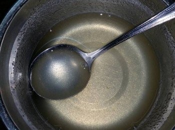 step3: 魚膠粉 + 白開水.. 用熱水坐溶待用