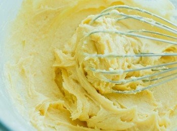 step3: 篩入麵粉和加入牛奶，拌勻