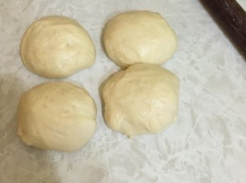 step3: 用手按壓麵團，擠出空氣。平均分成8個小麵團滾圓，蓋上發酵布，靜止15分鐘。(如無發酵布，可用濕布代替。)