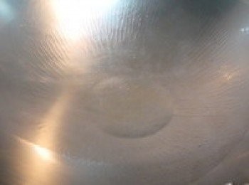 step3: 鍋子加熱，一定要熱到乾鍋才能下油，否則容易油爆，下油後要潤鍋，讓鍋具每個地方都沾滿油脂。