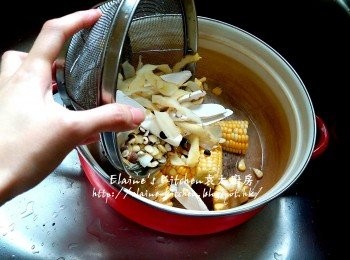 step8: 煮魚湯期間將粟米放入煲內 , 加入茨實 , 玉竹 , 准山 , 南北杏 , 白果及無花果