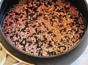 step6: 中火將米粒與水煮滾，約5分鐘（期間可適度攪拌以免黏鍋）