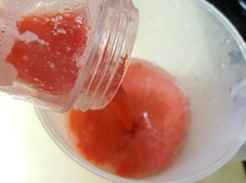 step3: 將士多啤梨蓉液加入蒟蒻漿當中拌勻。