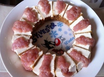 step1: 預備好胡椒粉，鹽少許，麻油少許肉碎攪拌，每塊豆腐分成四塊，釀上腌好的肉碎。