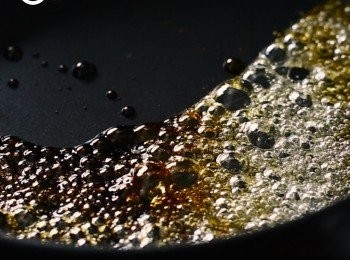 step5: 煮一會後便會成為焦糖