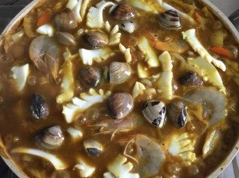 step6: 最後加入鮮蝦、透抽、蛤蠣煮熟後即可起鍋囉~