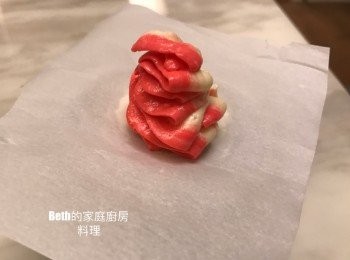 step8: 將一個布丁模倒扣，塗上一些奶油奶酪，放上一張烘培紙，即可將紙固定。
在中間擠上奶油奶酪