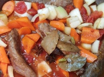 step3: 6. 注入清水煮滾，將所有材料放入真空煲。