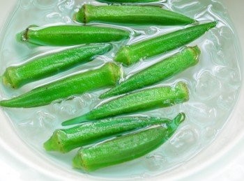 step4: 先將秋葵洗淨後，滾水川燙約3~5分鐘撈起放入冰塊水中冰鎮