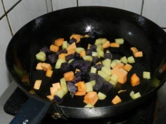 step3: 起一油鍋，將切丁的馬鈴薯、地瓜下鍋快炒