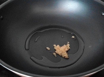 step2: 燒熱油鑊，下適量的油，爆香生蒜泥至微微金黃色。