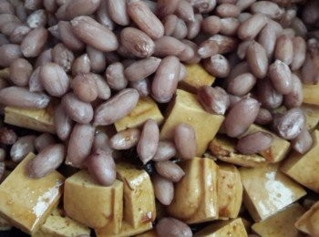 step4: 醬油倒入炒出醬香味,在加入豆乾,花生拌炒一下 所有調味料都加入,加適量的水轉大火 魯汁滾後轉小火悶煮30分直到湯汁快收乾即可