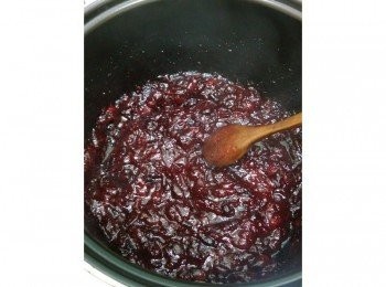 step4: 約15分鐘後，果子會漸漸爆開，這是可以用湯匙擠壓剩下還沒破的果子~這樣可加速熬煮 一直煮到收乾汁為止就可以了