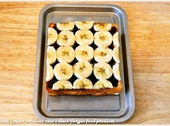 step3: 香蕉去皮後，分切成片狀，逐一排列在吐司片上。