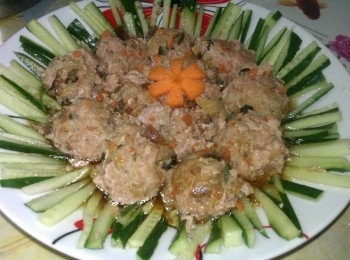 step8: 把蒸好的肉丸放在中間，並且將蒸煮出的醬汁淋在上層，就可以享用囉~