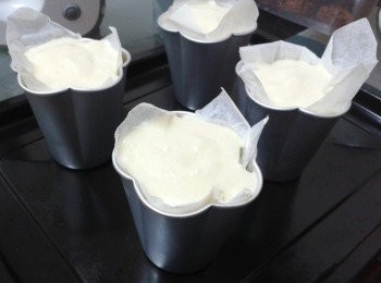 step5: 將粉漿倒入蛋糕模內，放入烤箱170度焗10分鐘，然後轉160度焗15分鐘即成！