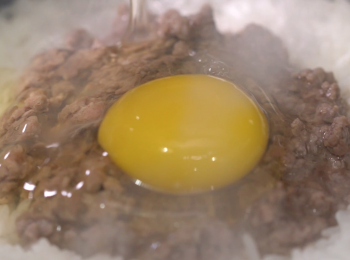 step5: 把雞蛋打在肉餅上再蓋上煲蓋，燜2-3分鐘。