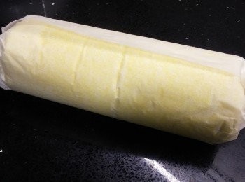 step9: 利用牛油紙把蛋糕向外卷，最後用力握實
原條放入雪櫃雪最少45mins
切件食得啦!