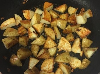 step3: 慢慢炒~每隔2分鐘再翻面，
這樣比較好上色~記得每一面都要煎到喔！
等顏色差不多，可以拿筷子試戳
如果很輕鬆就可以戳下去，表示薯塊已經鬆軟熟透囉！