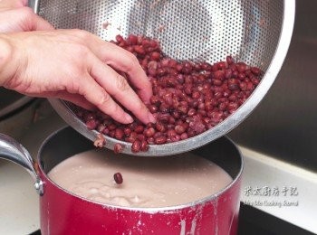 step5: 把煲過紅豆的水(400ml)和椰漿放煲中混合煲熱後，關火，加入混合了的白砂糖魚膠粉，攪拌直至砂糖全溶，放入紅豆混合。