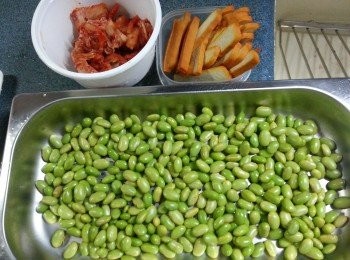 step2: 預備好各樣材料:豆腐乾切條