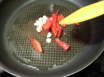 step5: 起油鑊先爆香蒜頭長紅椒