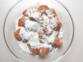 step3: 雞肉入味後,加入地瓜粉均勻裹上一層,靜置5-10分鐘裹粉反潮再開始油炸