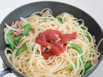 step4: 最後下意粉，茄汁和糖，拌勻再煮一分鐘，再灑上芝士碎享用～