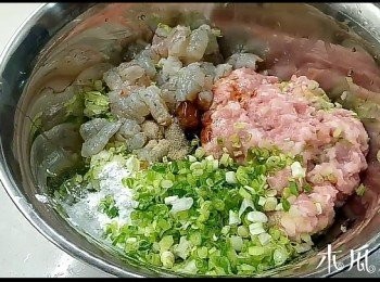 step2: 蝦切成適當大小，和菜、肉、醃料一同拌勻